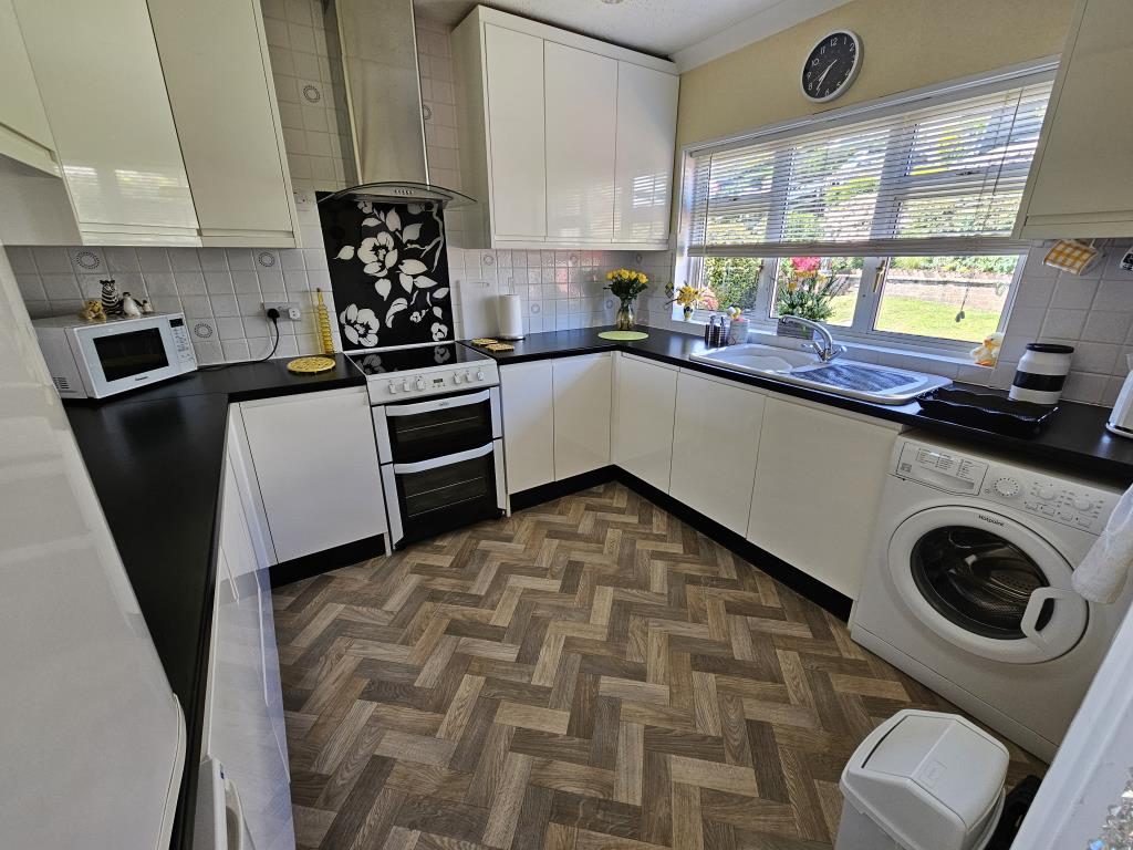 Lot: 89 - LINK DETACHED HOUSE WITH VIEWS IN A POPULAR LOCATION - Kitchen